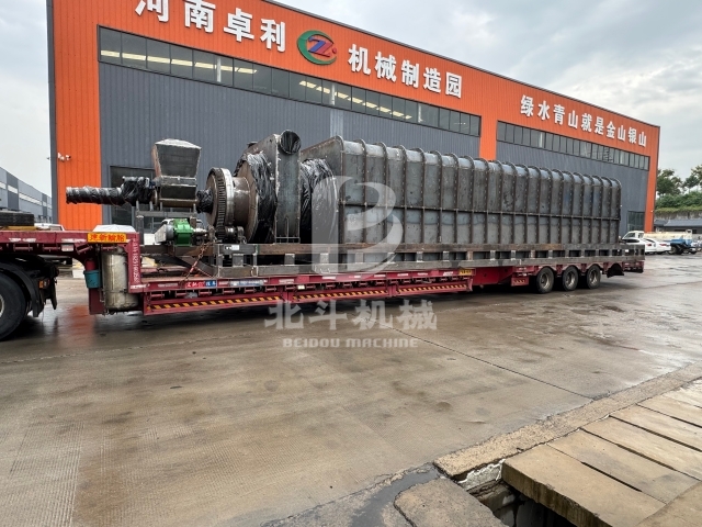 承載信任,即刻啟程!連續(xù)炭化機(jī)裝車現(xiàn)場